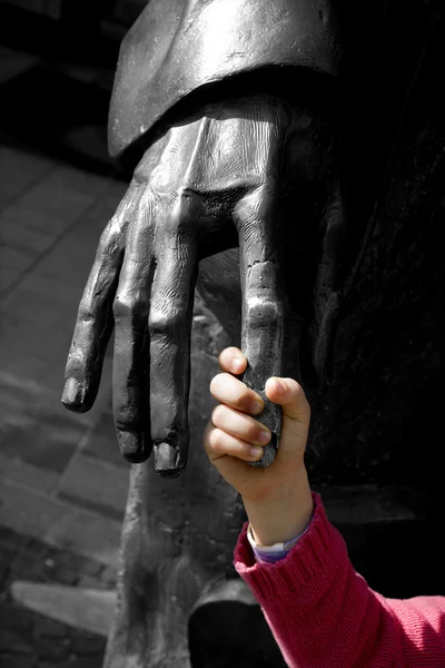 小女孩和雕像的手 — 图库照片