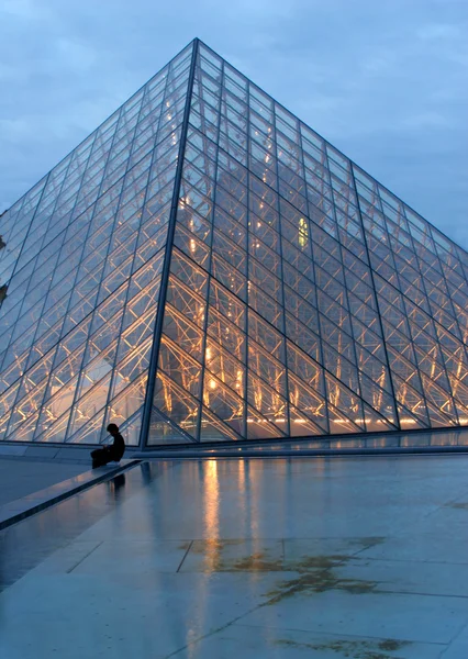 Paris - pyramid i luftventilen i kvällPaříž - pyramida v Louvru večer — Stock fotografie