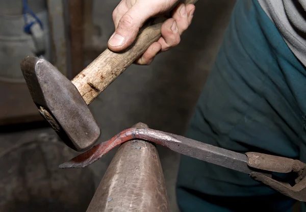 Handen van smith op het werk — Stockfoto