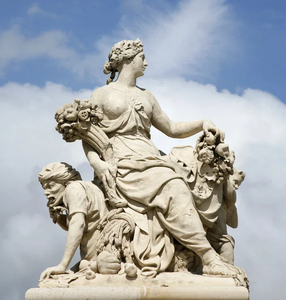 Paris - estátua de anjo do portão do palácio de Versalhes — Fotografia de Stock
