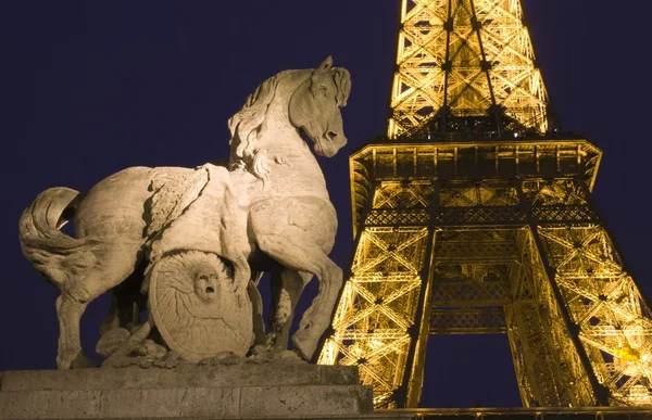 Parijs - paard sculptuur en eiffel tower — Stockfoto