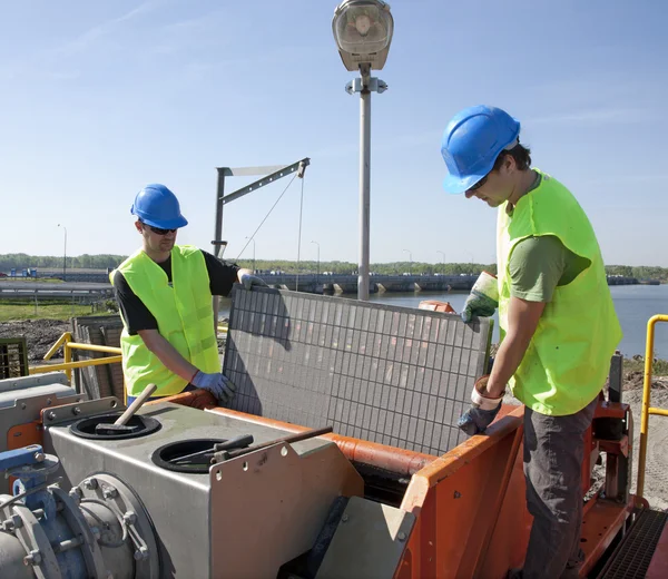 Junge Arbeiter an der Maschine — Stockfoto