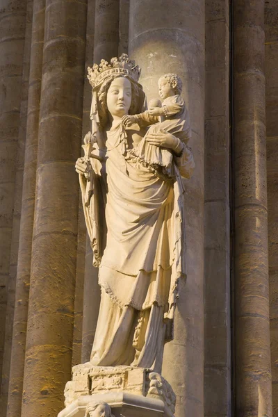 Parijs - Maagd Maria standbeeld van notre dame kathedraal — Stockfoto