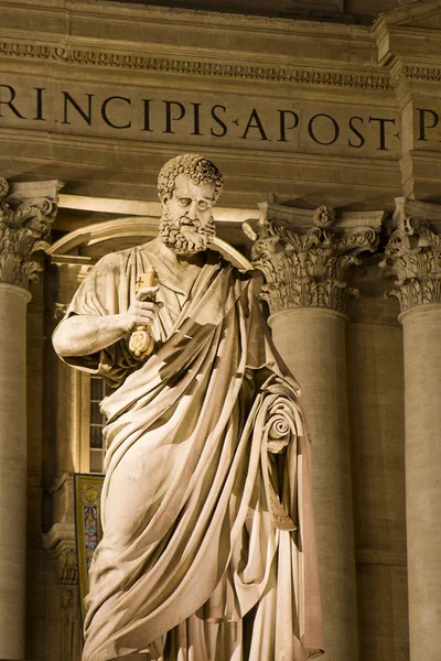 Roma - San Pedro estatua de la basílica en el Vaticano por la noche — Foto de Stock