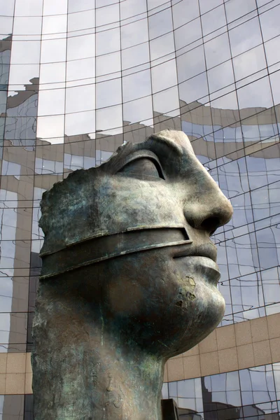 Paris - modern head sculpture from La Defensé — Zdjęcie stockowe