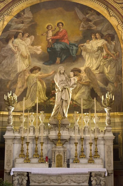 Altar lateral de St. Germain d Auxerrois igreja gótica em Paris — Fotografia de Stock