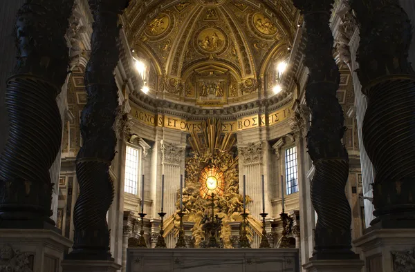Rom - huvudaltaret av St peter s basilikan — Stockfoto