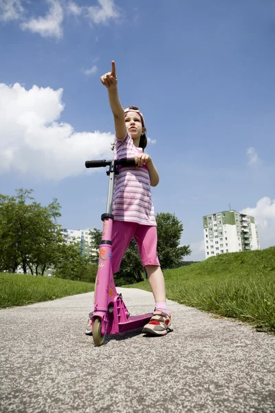 Menina e a scooter — Fotografia de Stock