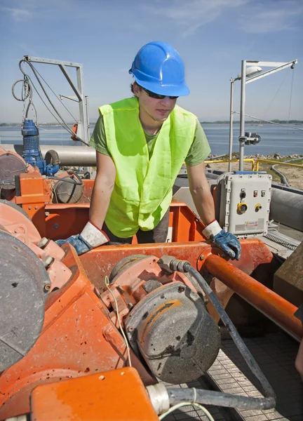 Junge Arbeiter und Maschine — Stockfoto