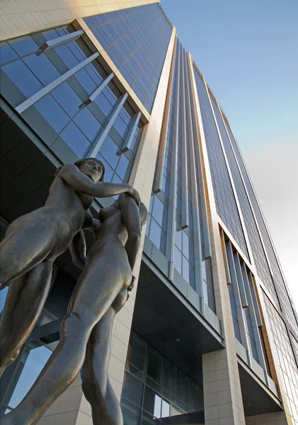 BRUXELAS - JUNHO 22: Escultura de nus femininos Abraçando a Torre Financeira de Bruxelas por Fonderia D 'Arte De Andreis em 22 de junho de 2012 em Burssels . — Fotografia de Stock