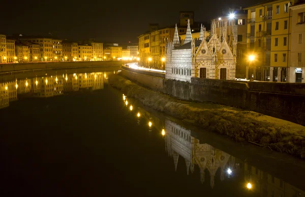 Pisa - paseo marítimo y pequeña capilla de Santa Maria della Spina - noche — Foto de Stock