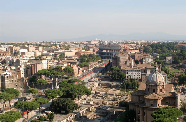 Rome - look from Victorio Emanuel landmark to colosseum — Stock Photo, Image