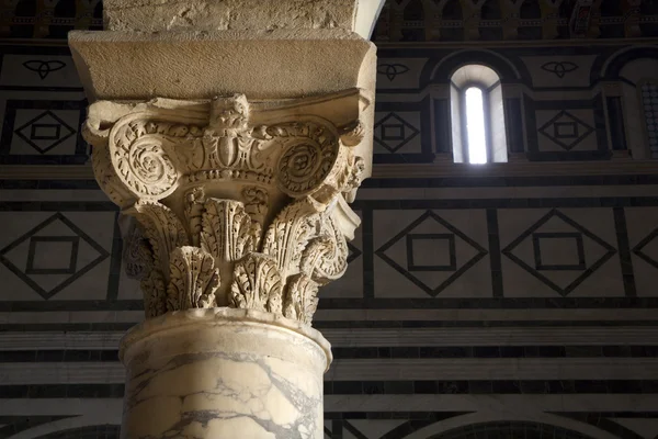 Firenze - colonna capitello dalla chiesa di San Miniato al Monte — Foto Stock