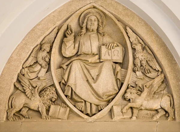 Jesus Kristus pantokrator - befrielse från portal av kyrkan i Wien — Stockfoto