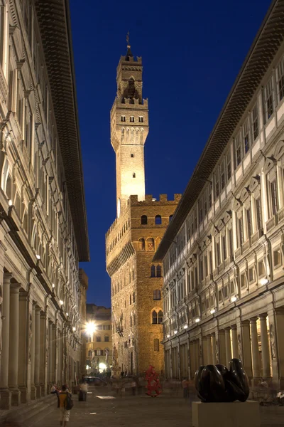 Florencia - Ayuntamiento Palazzo Vecchio y Galleria Uffizi en nig — Foto de Stock