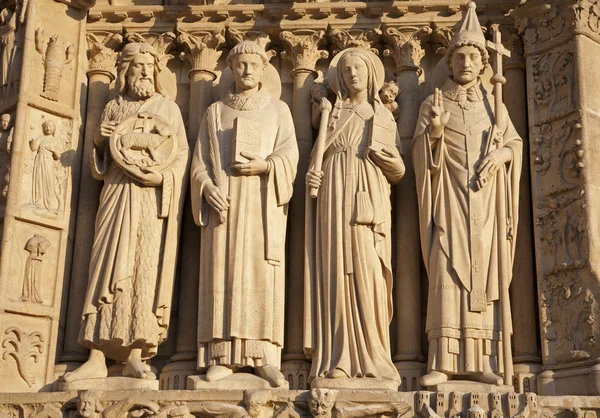 París - estatua sagrada del portal lateral de la catedral de Notre Dame a la luz del atardecer — Foto de Stock