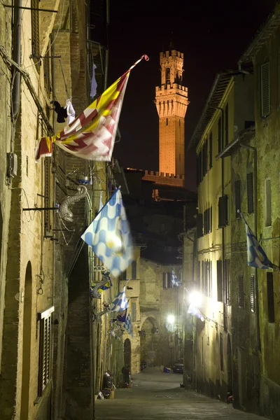 Siena - corredor e Torre del Mangia durante a noite — Fotografia de Stock