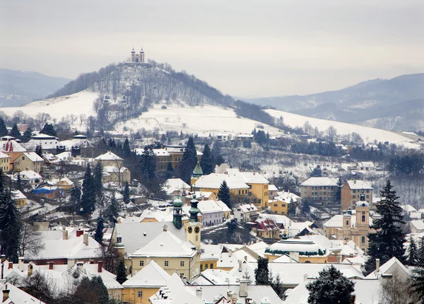 Banska Stiavnica - calvary and town in winter — Stock Photo, Image