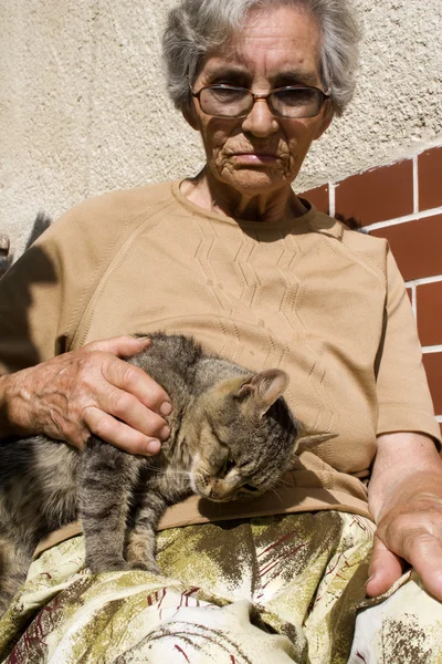 Grootmoeder met de kat — Stockfoto
