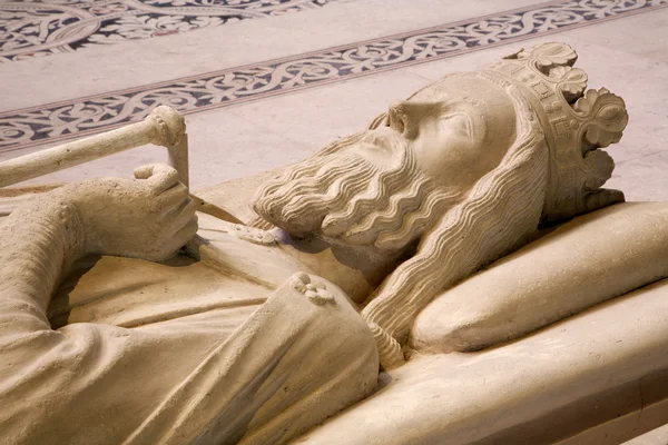 Paris - Tomb of king Clovis I, from Saint Denis gothic cathedral — Stock Photo, Image