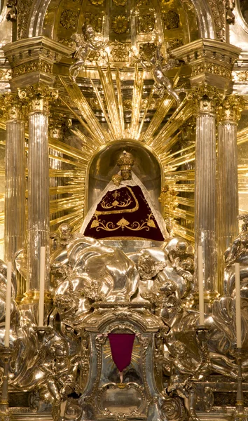 Mariazell basiliek - interieur van Heilige heiligdom uit Oostenrijk - altaar en heilige mary standbeeld — Stockfoto