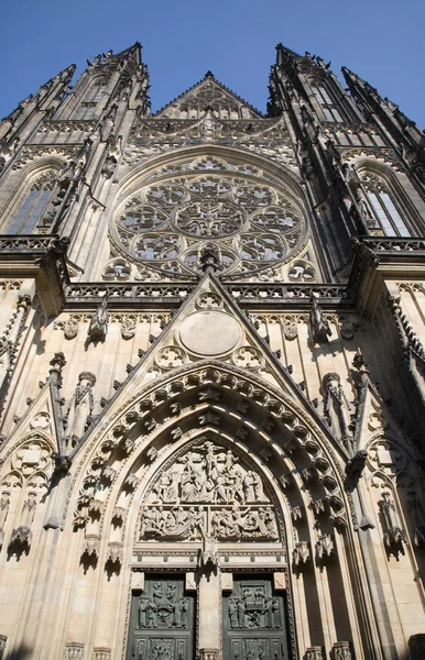 Prauge - västfasaden på St vitus cathedral — Stockfoto