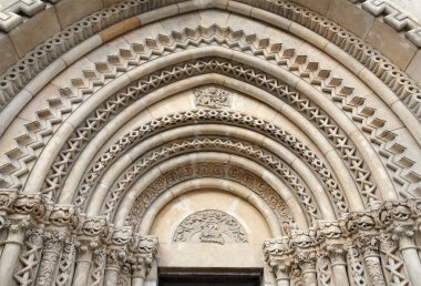 Budapeşte - 22 Eylül: Macaristan jak Budapeşte 22 Eylül 2012 tarihinde vajdahunyad castle civarındaki en eksiksiz ve Romanesk kilise ana portal kemer.