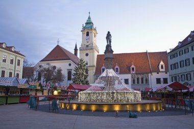 Bratislava - Aralık 20: 20 Aralık 2011 tarihinde sabah ana meydanında Bratislava Noel pazarı.