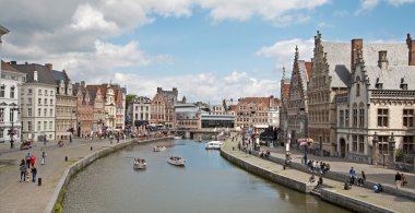 Gent - 23 Haziran: tipik sarayları ve kanal Korenlei'ye ve graselei sokak 23 Haziran 2012 yılında gent, Belçika.