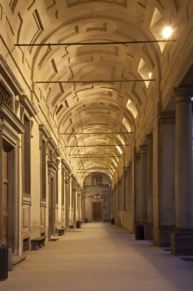 Florence - externe corridor van uffizi galerij in de ochtend — Stockfoto