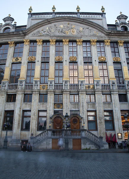 Bruselas - Maison des Ducs de Brabant - palacio desde la plaza principal por la noche —  Fotos de Stock