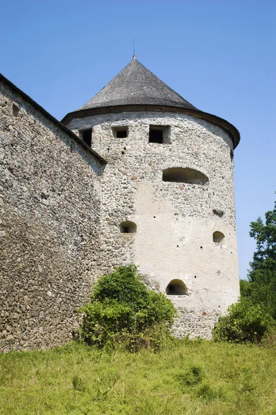 Eslovaquia - un basitón del castillo de Bzovik - antiguo claustro benedictino —  Fotos de Stock
