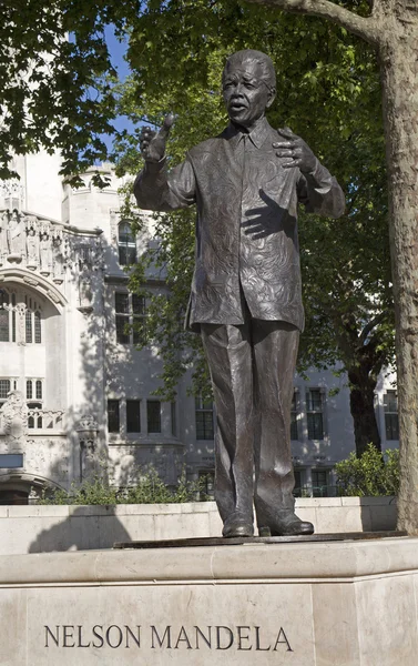 LONDRA - 23 MAGGIO: Monumento a Nelson Mandela dello scultore Glyn Williams sulla piazza del Parlamento il 23 maggio 2009 a Londra . — Foto Stock
