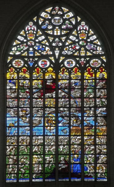 Brussel - 22 juni: laatste oordeel (1528). Windowpane in Sint-Michaël en Sint-Goedele gotische kathedraal door onbekende auteurs op 22 juni 2012 in Brussel. — Stockfoto