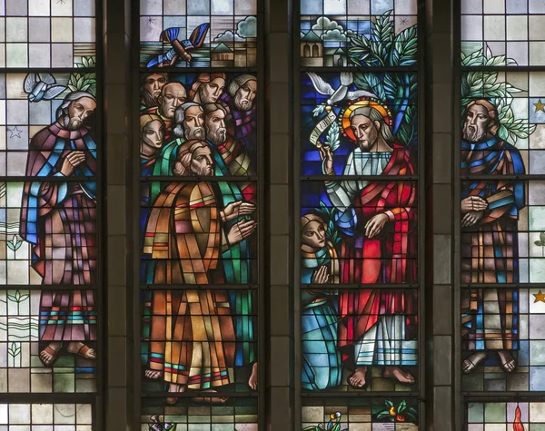 BRUSSELS - JUNE 22: Jesus benedicte the Apostle from windowpane of National Basilica of the Sacred Heart built between years 1919 - 1969 on June 22, 2012 in Brussels. — Stock Photo, Image