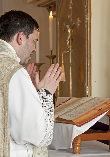 Sacerdote cattolico alla messa tridentina — Foto Stock