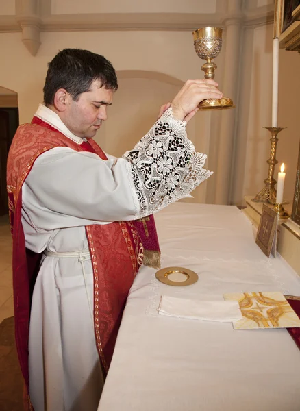 Sacerdote con il tappo a massa tridentina - trasfigurazione — Foto Stock