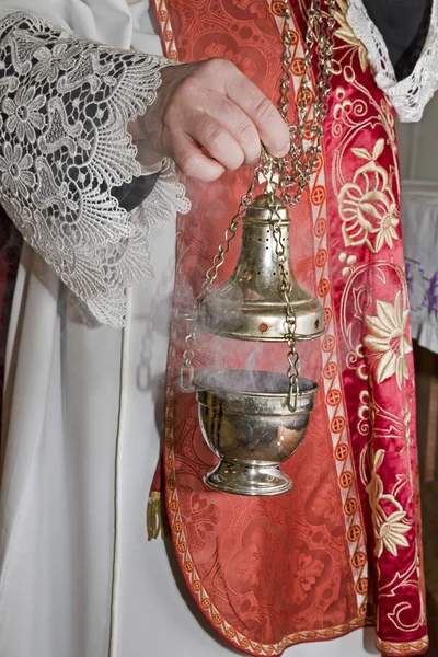 Mão de sacerdote católico em incenso — Fotografia de Stock