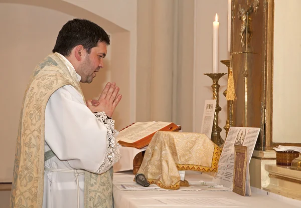 Catholic priest with at tridentine mass — Stock Photo, Image