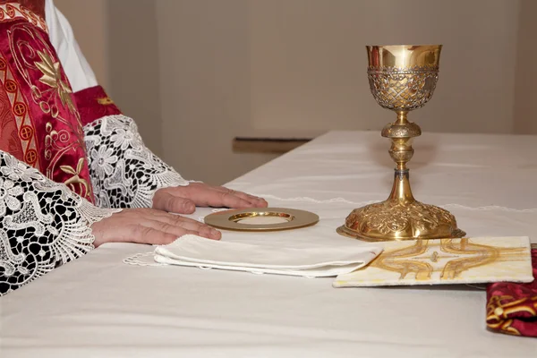 Hände des Priesters bei der Messe und der Mütze — Stockfoto