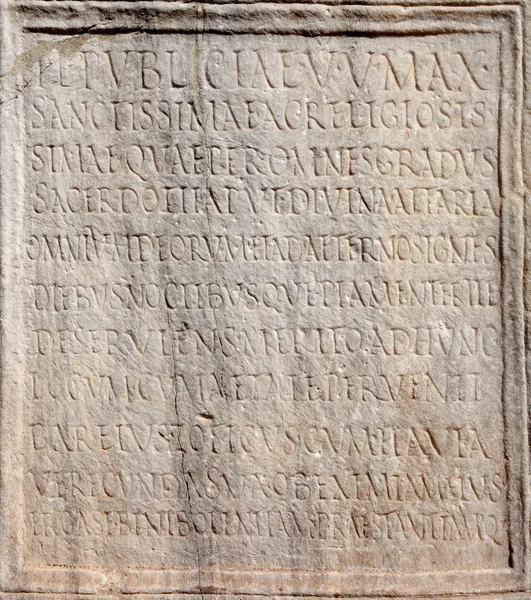ROMA - MARÇO 23: Detalhe da antiga inscrição latina pré-cristã esculpida na pedra do Fórum Romanum em 23 de março de 2012 em Roma . — Fotografia de Stock
