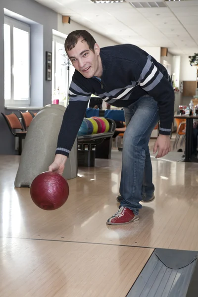 Mann beim Bowling — Stockfoto