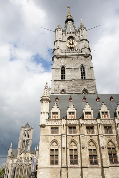 Bruxelas - Câmara Municipal Gótica ou Belfort van Gent a leste — Fotografia de Stock