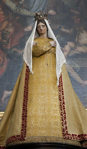 BRUSELAS - 21 DE JUNIO: Estatua de la Virgen María en las prendas de costura del altar lateral de la iglesia de San Nicolás el 21 de junio de 2012 en Bruselas . — Foto de Stock