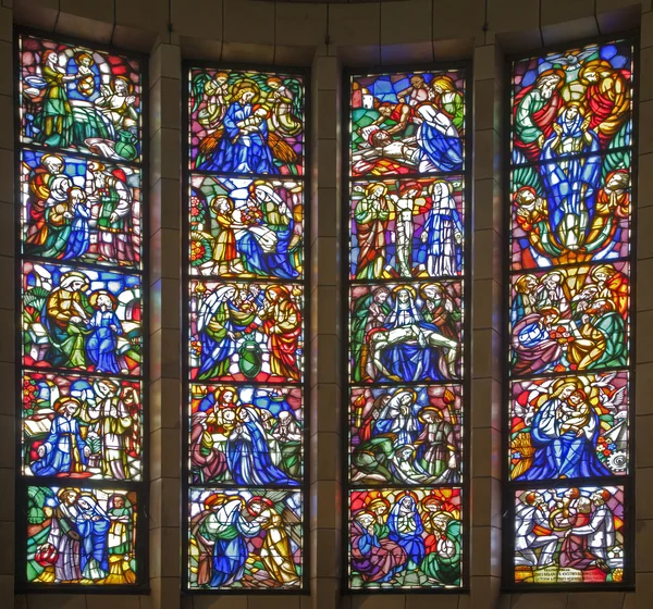 Brüksel - 22 Haziran: İsa'nın yaşam mahallinden. yan şapel Ulusal Bazilikası sacred Heart 22 Haziran 2012 Brüksel'deki 1919-1969 yılları arasında inşa gelen pencere camı. — Stok fotoğraf