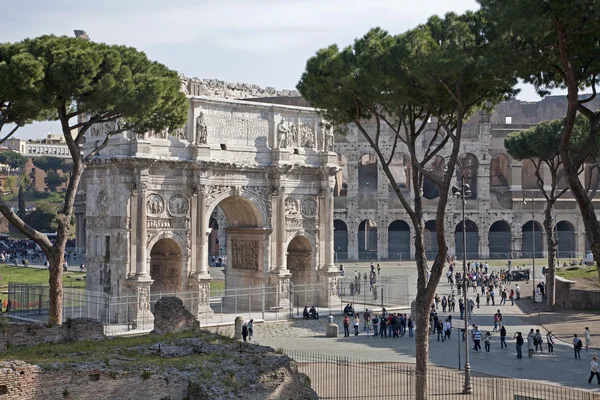 ROME - MARCH 23: Arch of Constantine from year 315 situated between the Colosseum and the Palatine Hill in March 23, 2012 in Rome. — Stock Photo, Image