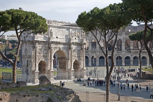 Roma - 23 Mart: kemer Constantine 23 Mart 2012 yılında Roma Kolezyum ve palatine tepesi arasında yer alan yıl 315. — Stok fotoğraf