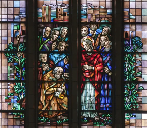 BRUXELAS - JUNHO 22: Jesus dá a Pedro as Chaves do Reino a partir da janela da Basílica Nacional do Sagrado Coração construída entre os anos 1919 - 1969 em 22 de junho de 2012 em Bruxelas . — Fotografia de Stock