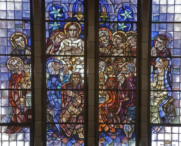 BRUSELAS - 22 DE JUNIO: Última cena de Cristo. Detalle de la ventana de la Basílica Nacional del Sagrado Corazón construida entre los años 1919 - 1969 el 22 de junio de 2012 en Bruselas . —  Fotos de Stock