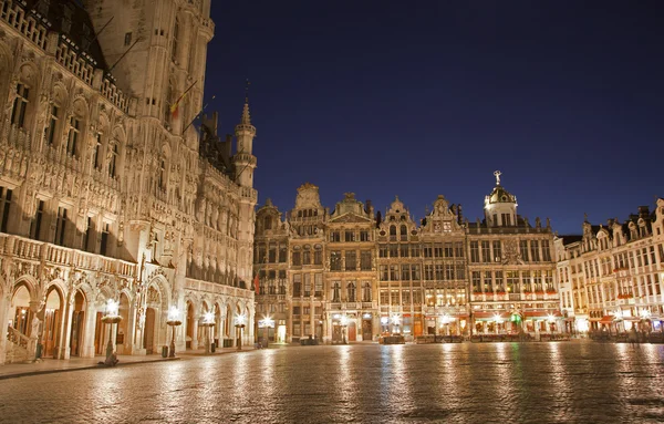 Brusel - hlavní náměstí a radnice v večer. Grote markt. — Stock fotografie